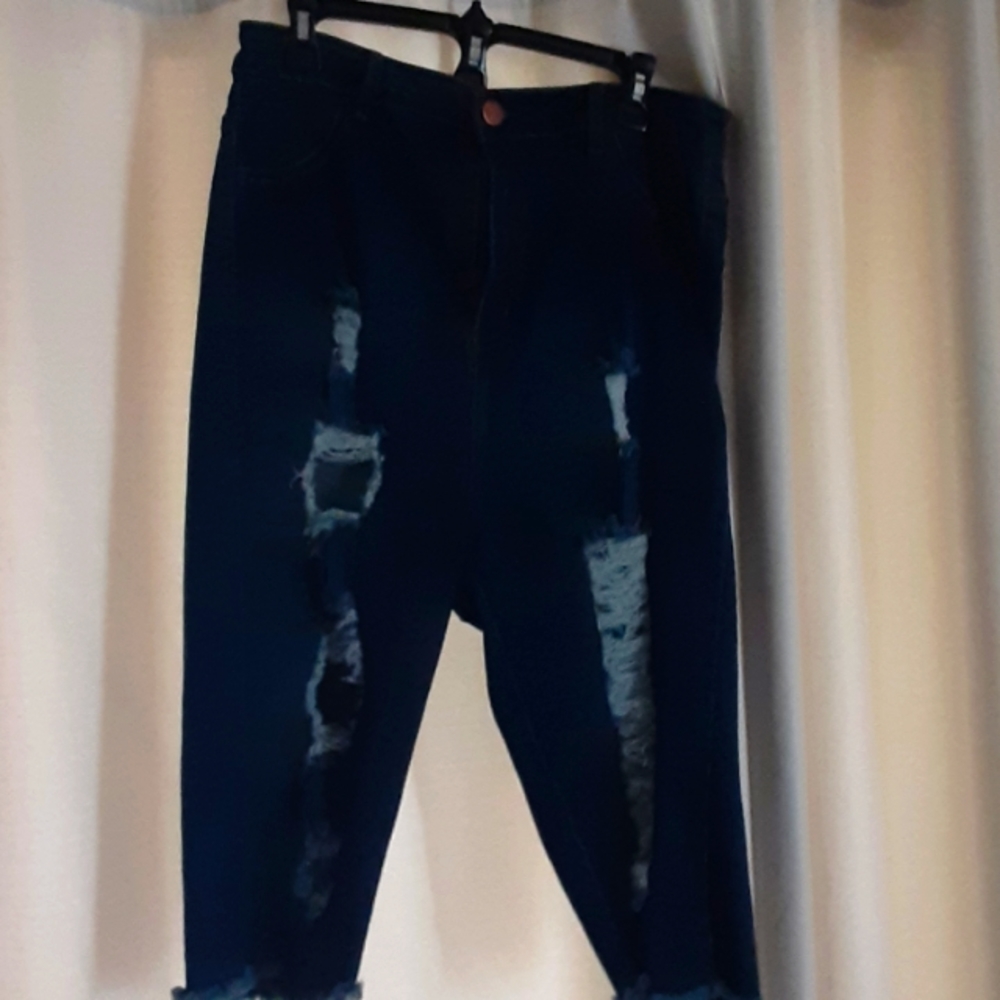 Distressed dark wash Jean shorts sz 1XL by fashion Nova look great never worn